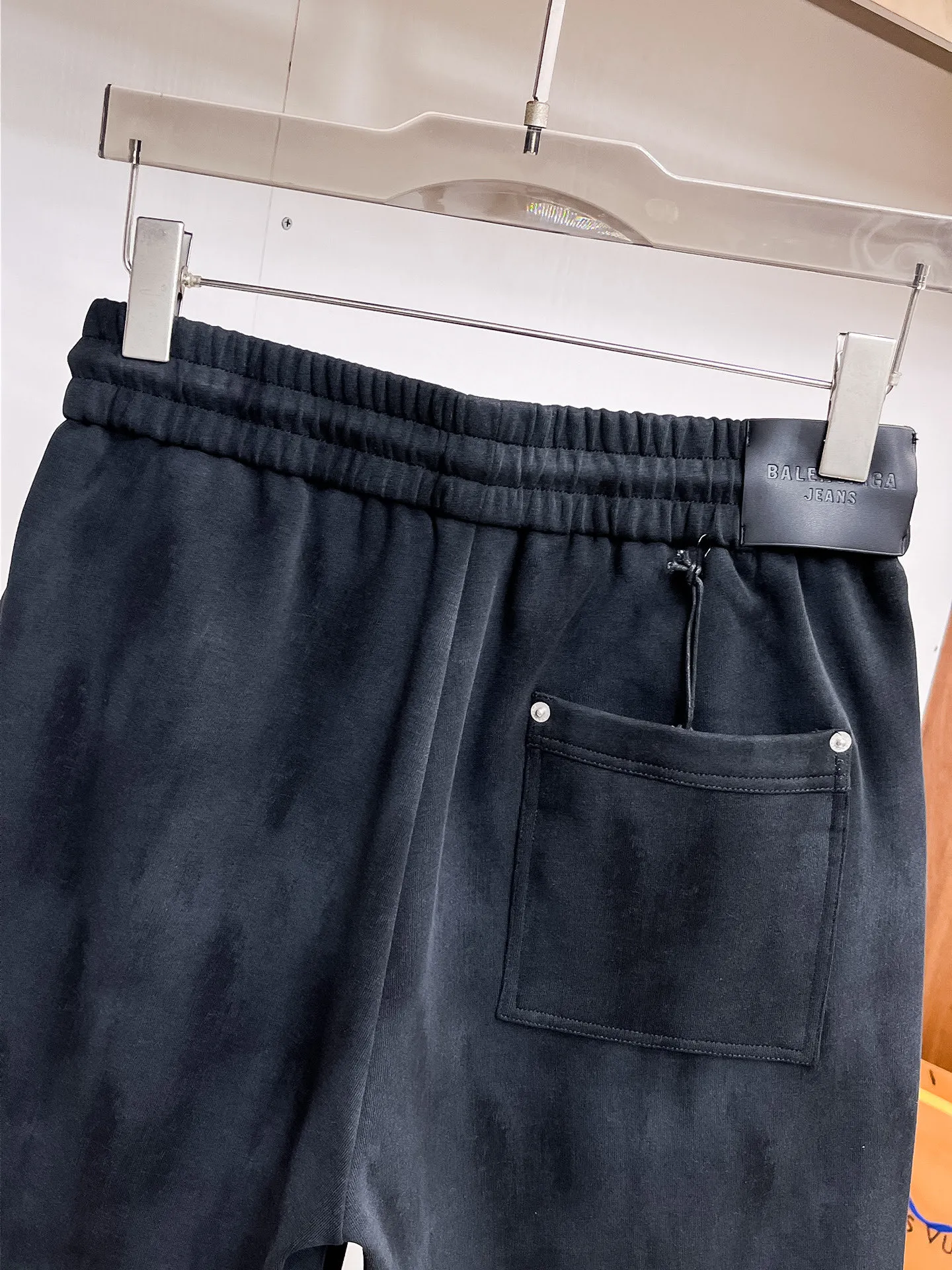 Balenciaga's three-standard complete 2026 summer New Arrival men's casual shorts, advanced custom-made Breathable fabric, Breathable fabric, extremely stretchy and comfortable, impeccable details, top-grade accessories, original logo design concept, delicate and soft feel! The upper body fit is awesome! Size: M-XXXL Please state your height and weight when ordering